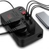 مبدل برق خودرو مشکی با دو خروجی برق AC، چهار پورت USB، سوکت فندکی، نمایشگر دیجیتال، کلید روشن/خاموش قرمز و نشانگر LED. مناسب برای شارژ همزمان چند دستگاه در سفرهای جاده‌ای.